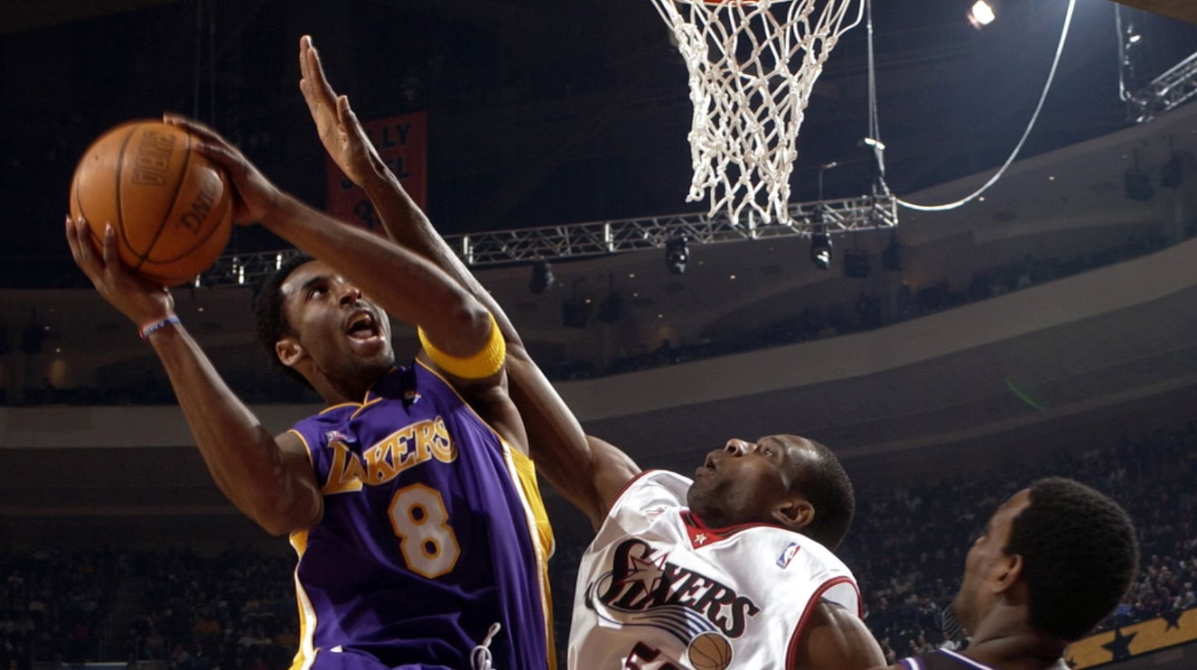 Kobe Bryant é jogado no aro pelo Los Angeles Lakers